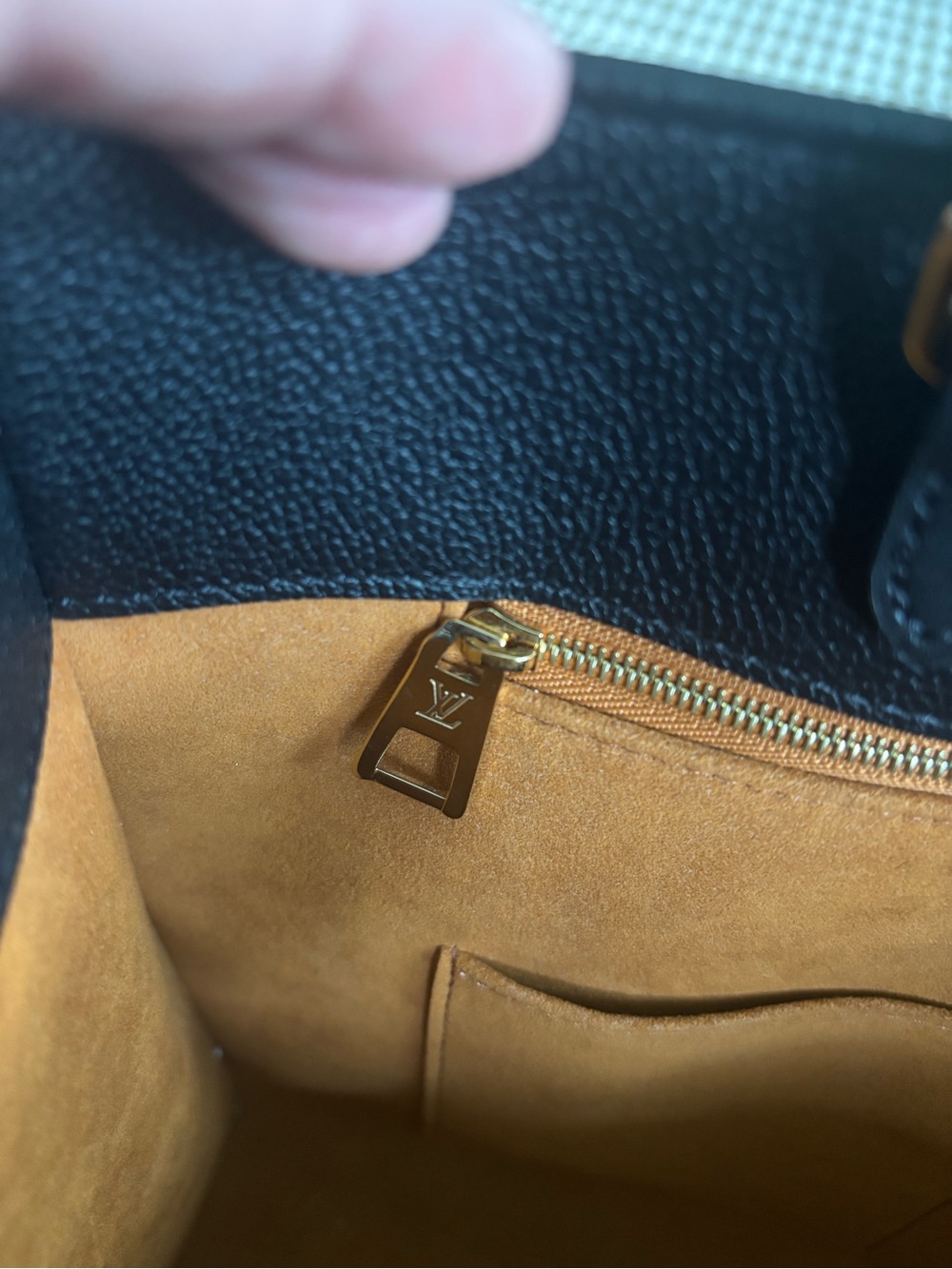 Authentic Louis Vuitton OnTheGo MM Monogram Empreinte Black Like New - Picture 13 of 15